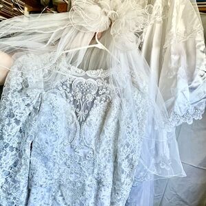 Vintage White Beaded Lace Wedding Gown/Veil&Full Length Embroidered Satin Train